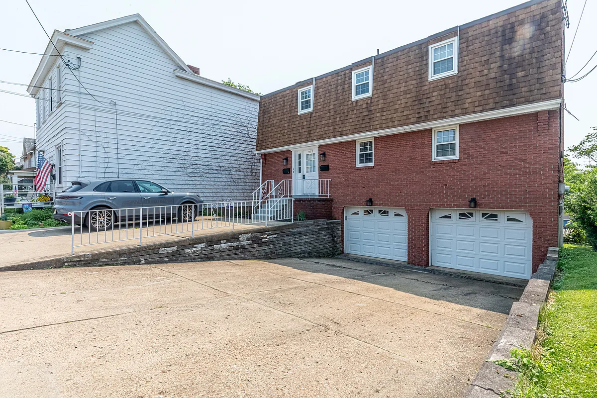Building Photo - 259 Republic St #2
