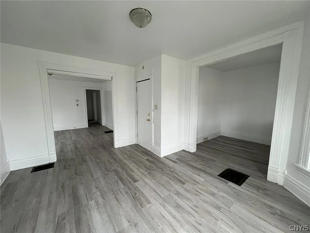 2 bed, 1.0 bath, 2046 sqft, $1,300 — Photo 4
