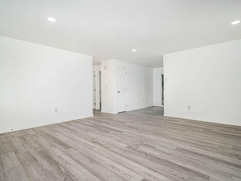 2854 SE Calaveras St — Photo 4