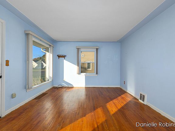 4th image of 1335 Northlawn St NE