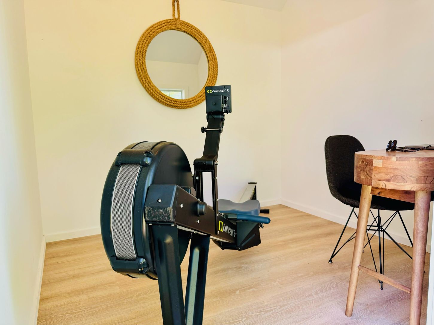  Studio - w/ rowing machine