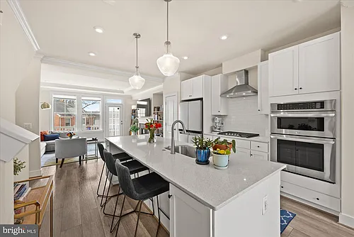 2236 Glebe Rd Photo 1