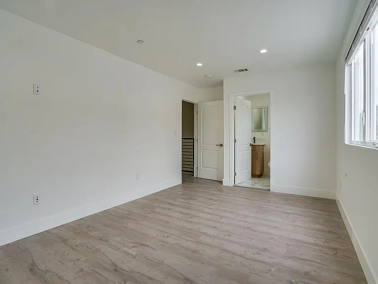 2300 Carmona Ave — Photo 44