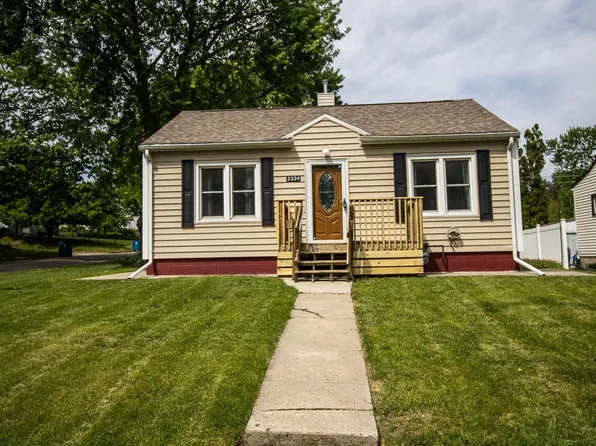 2224 W 7th St, Waterloo, IA 50702