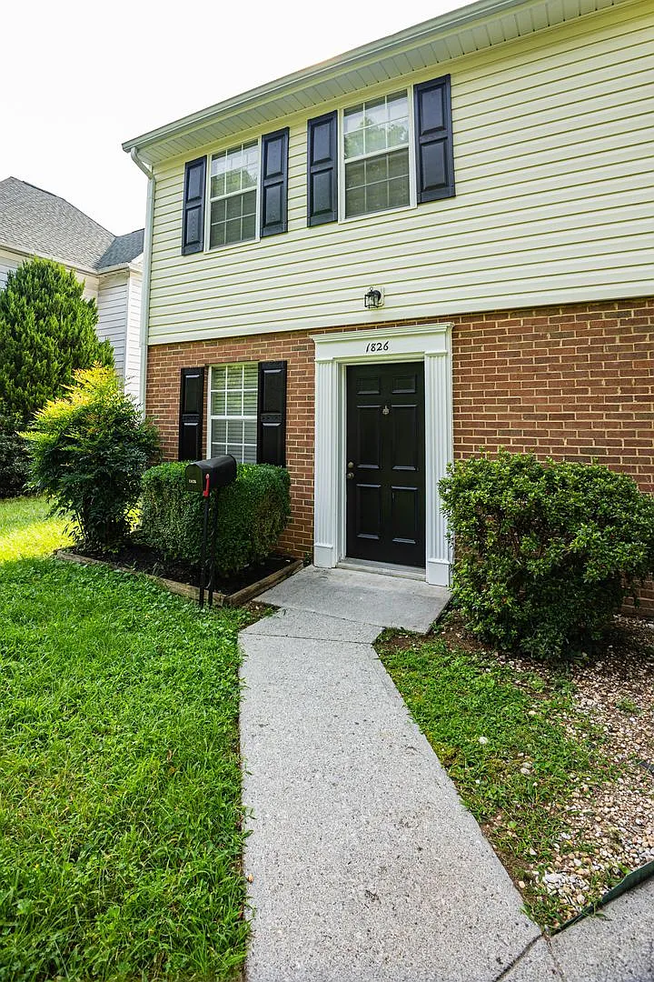 New Listing! — Photo 3