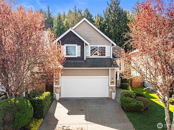 2 car garage & room for 4 cars in the driveway .>