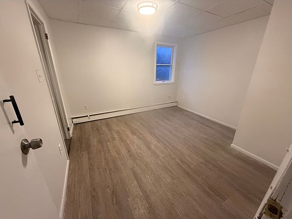 4th image of 565 W Main St