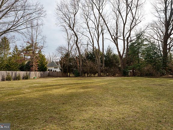 5th image of 18 Sherbrooke Dr