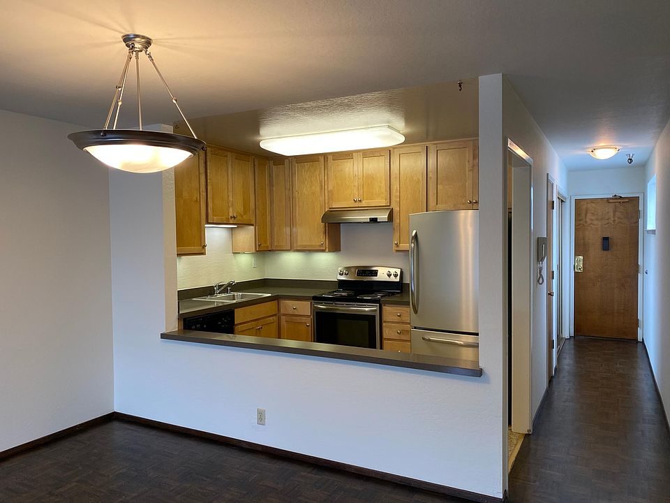 1st image of 104-295 12th Ave #104