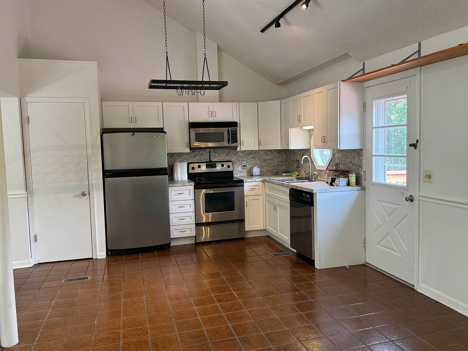 2 bed, 2.0 bath, 1227 sqft, $1,800 — Photo 3