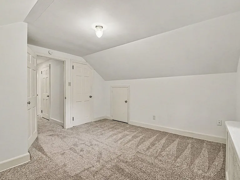 125 W Governor Rd — Photo 17