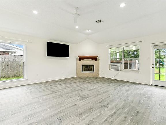 4th image of 15 Oxford Dr