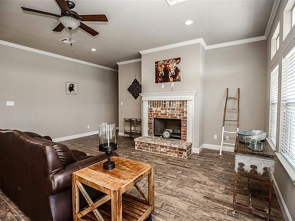 4th image of 1021 Queen Elizabeth Dr
