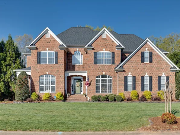 1601 Emerald Lake Dr, Matthews, NC 28104