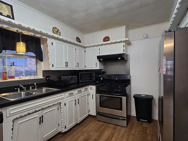 Laurel Canyon Dr — Photo 9