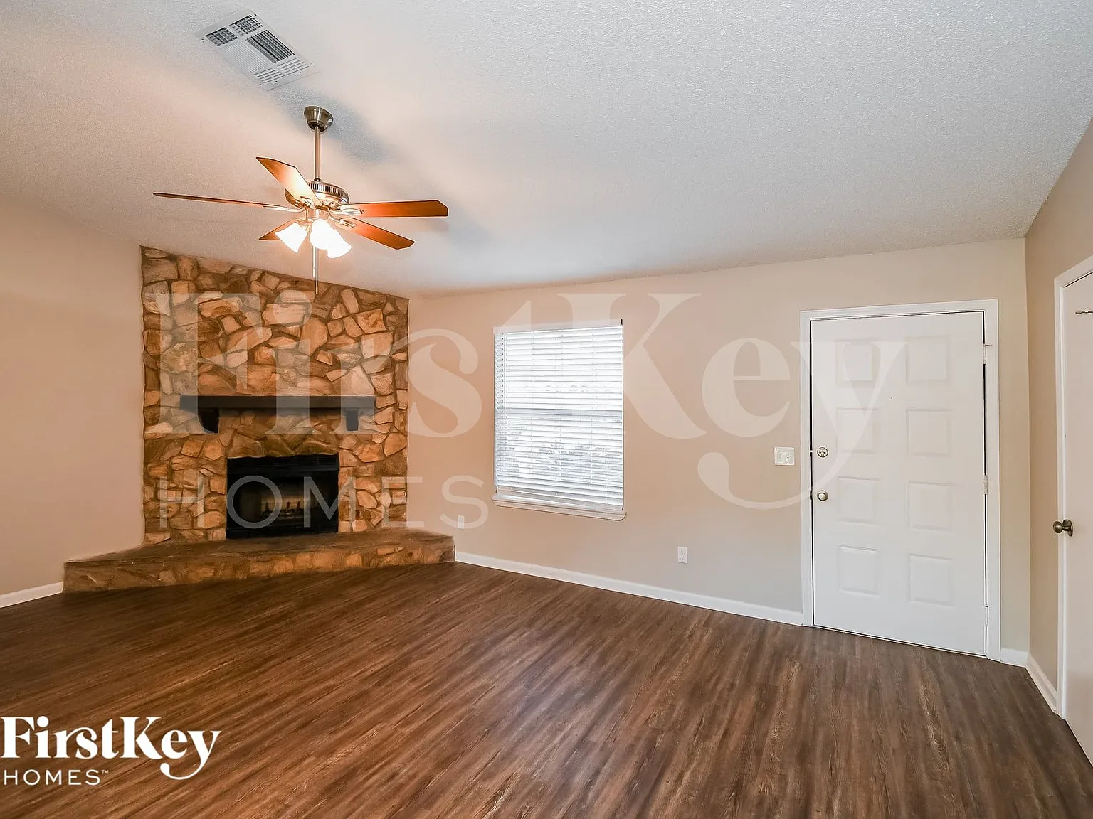 3 bed, 2.0 bath, 1469 sqft, $2,160 — Photo 3