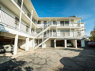 3rd image of 611 Levering Ave #2B-1Ba-850Sqft
