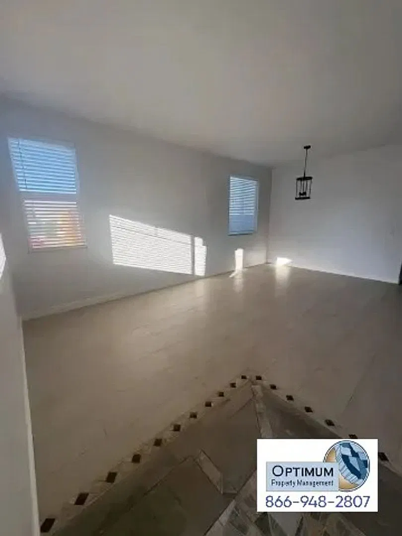 Beautifully Spacious 5-Bedroom, 2-Bathroom Home — Photo 3