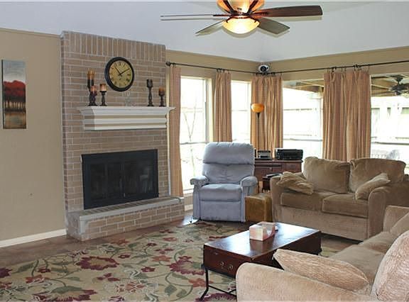 5th image of 702 Tudor Ct