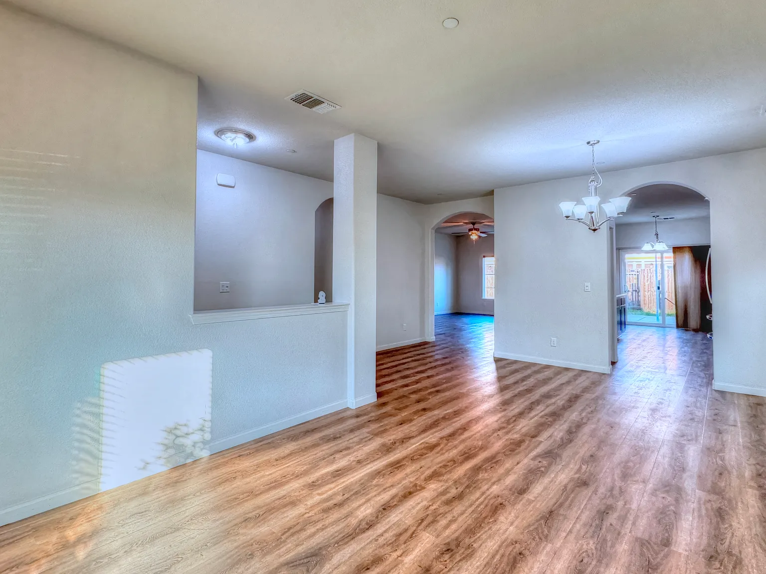 4 bed, 2098 sqft, $3,000 — Photo 2