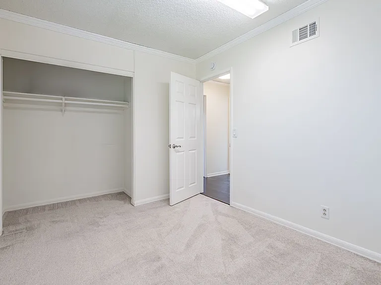 6894 N Auburn Cir — Photo 5