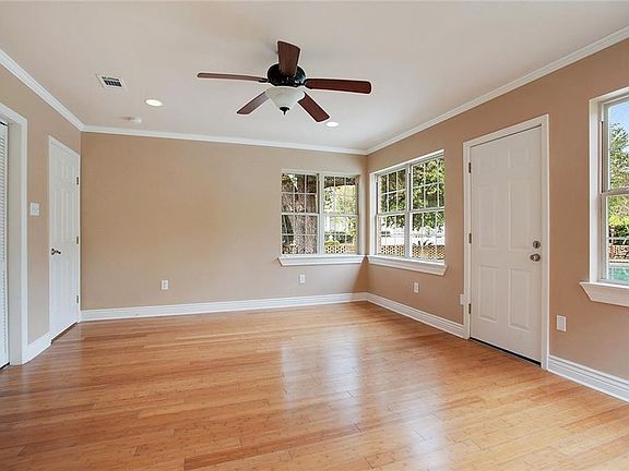 4th image of 1117 Robert E Lee Blvd