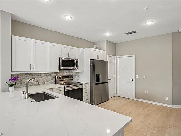 3rd image of 1104 Oxford LN #44