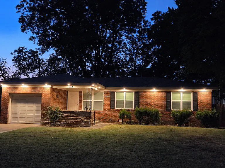 1301 Sunset Dr — Photo 2