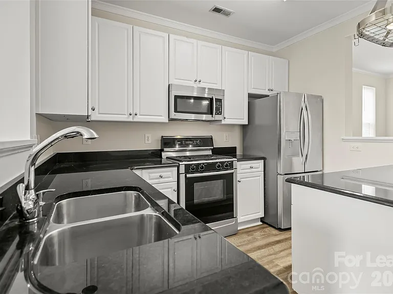 567 E 9th St — Photo 13
