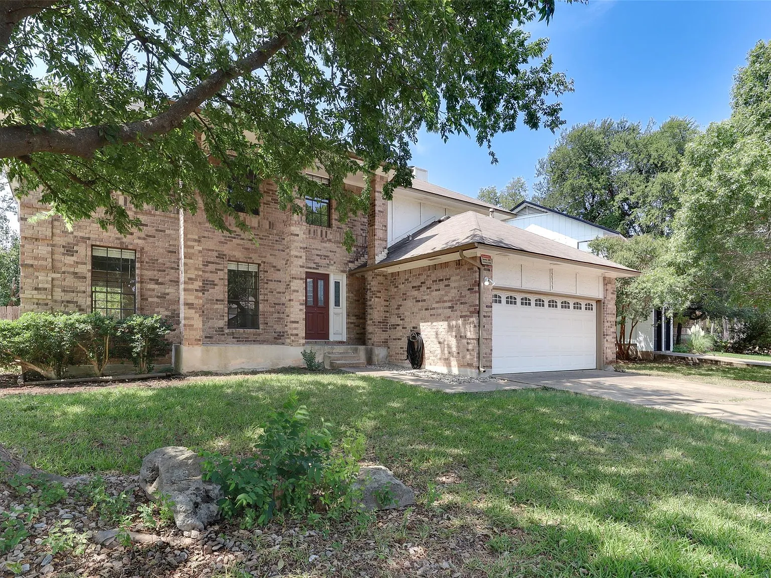 4 bed, 2.5 bath, 2412 sqft, $2,495 — Photo 2