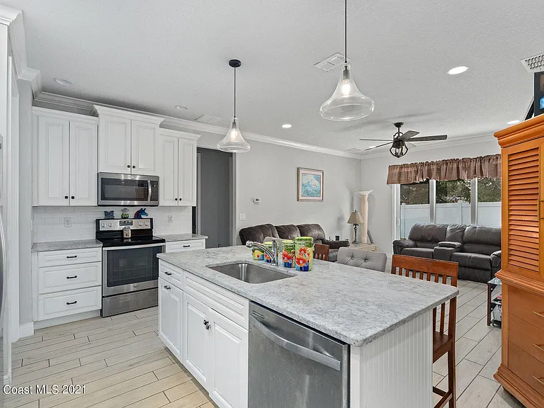 1175 S Courtenay Pkwy — Photo 2