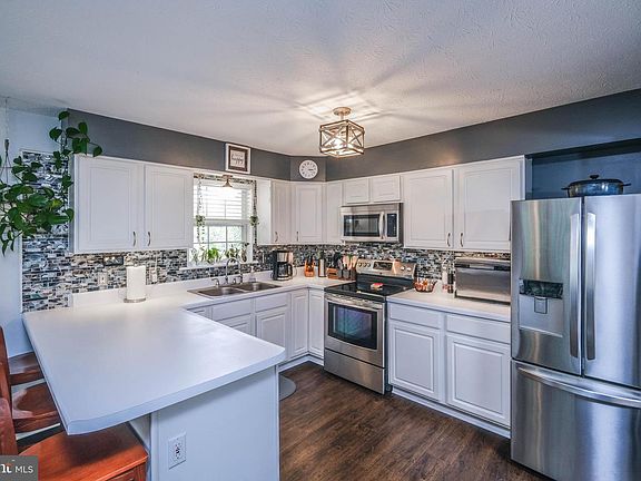 3rd image of 1180 River Bend Ct
