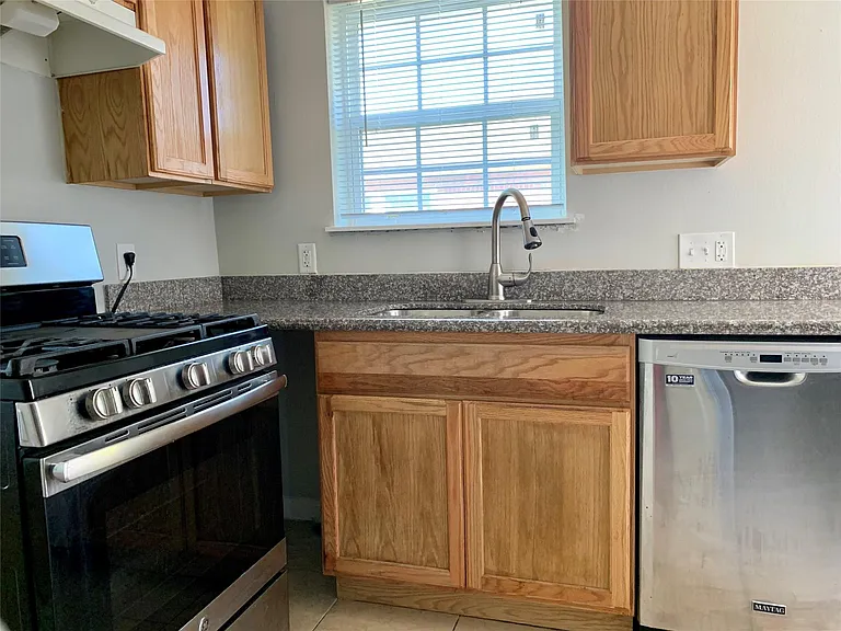 5026 Jefferson St — Photo 16