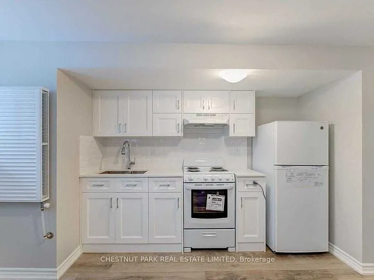 110 Livingstone Ave #LOWER — Photo 4