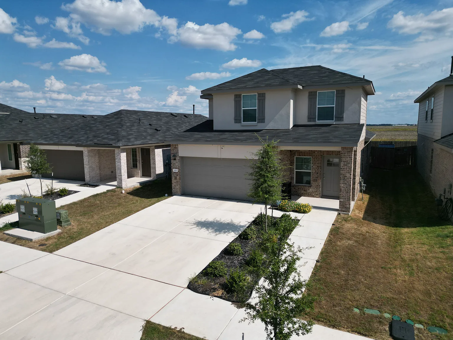 3 bed, 2.5 bath, 1852 sqft, $2,050 — Photo 2
