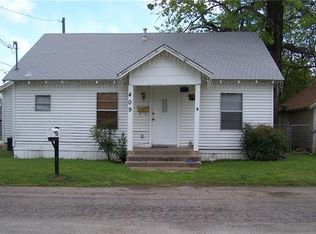 409 W 3rd St, Cleburne, TX 76033
