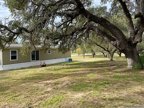4th image of 705 AVERY CIR
