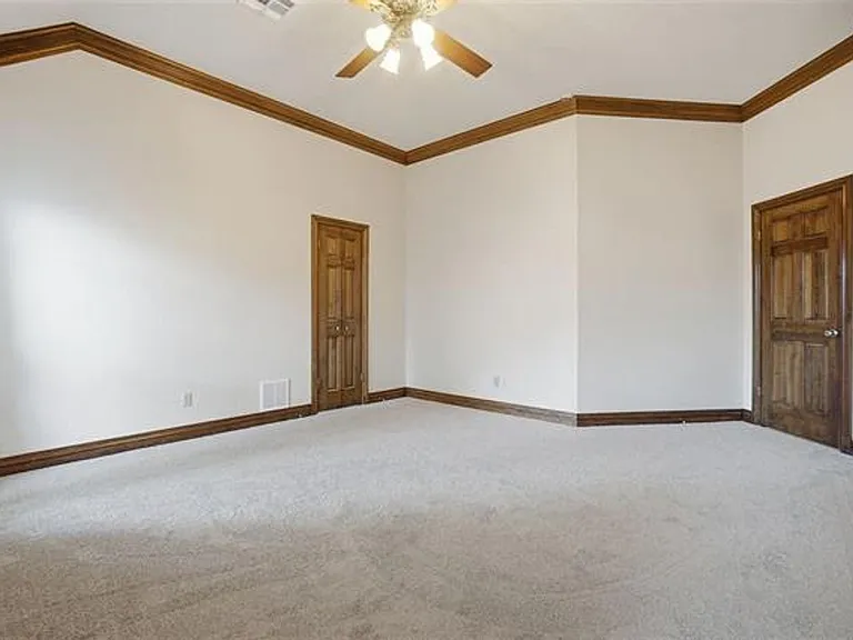 3006 NE Heritage Dr — Photo 2