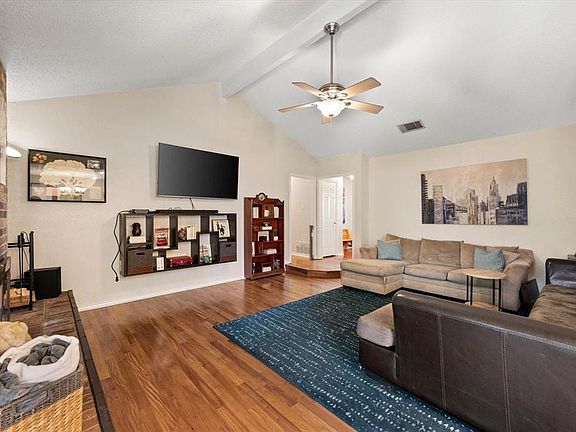 5th image of 2308 Oakwood Ln