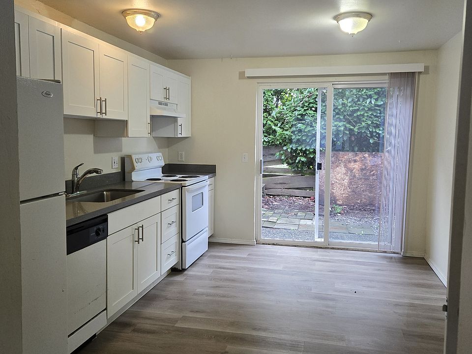 Kitchen with quart counter top