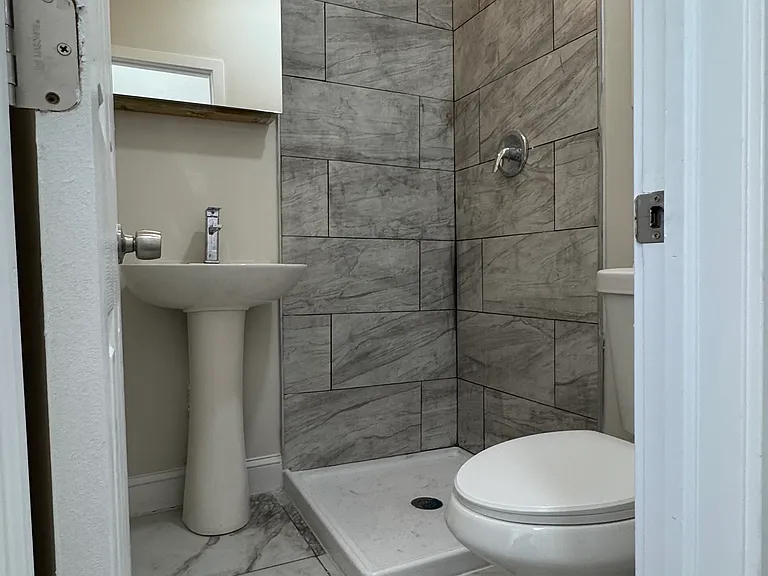 204 Grundy St — Photo 6