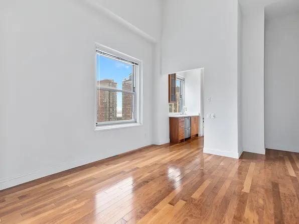 88 Greenwich Street 1704 image 3 of 6