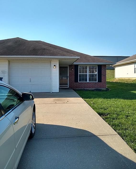 1st image of 515 NW Woodbury Dr