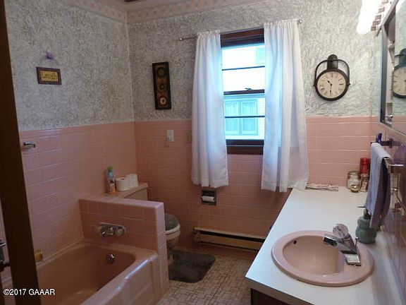 4th image of 228 Drury Ave