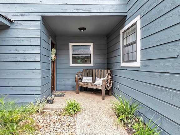 3rd image of 2709 Red Hill Dr