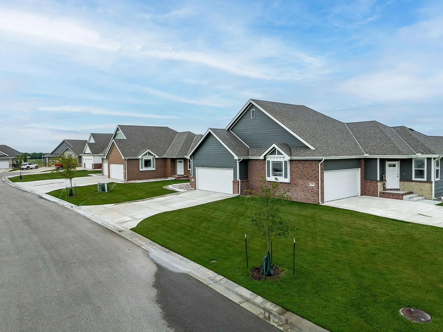 5 bed, 2400 sqft, $2,450 — Photo 3