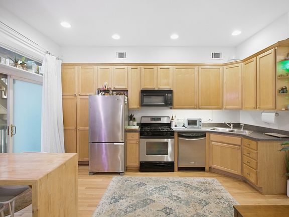 2nd image of 827 W Lawrence Ave APT 1S