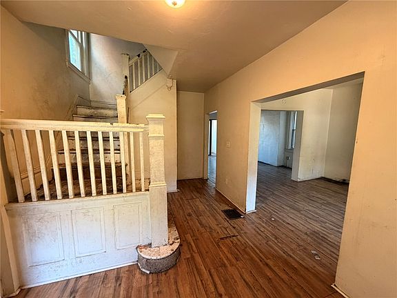 4th image of 215 Moore Ave