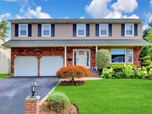 1382 Sally Court, East Meadow, NY 11554