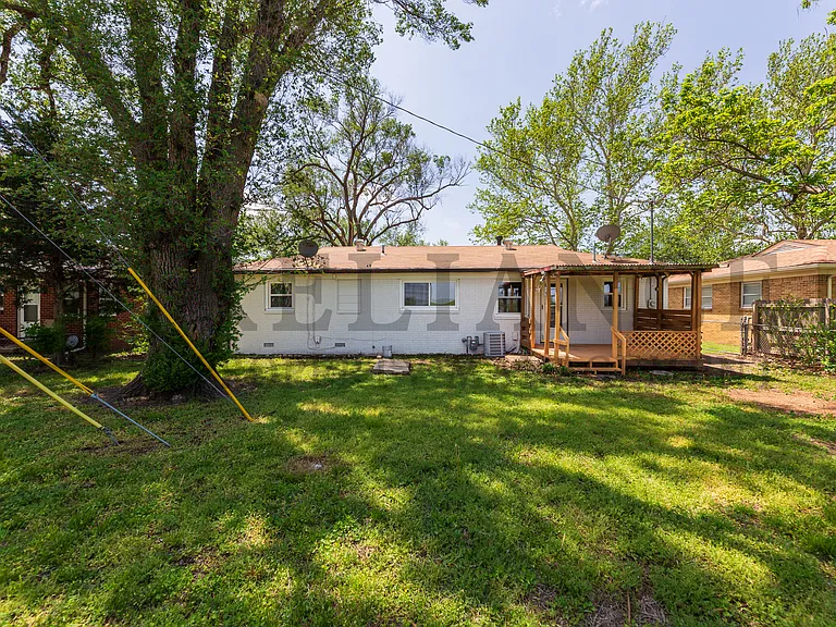 416 Alexander Dr — Photo 2